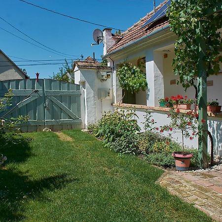 Egkoris Vendeghaz Hotel Bakonyszucs Buitenkant foto