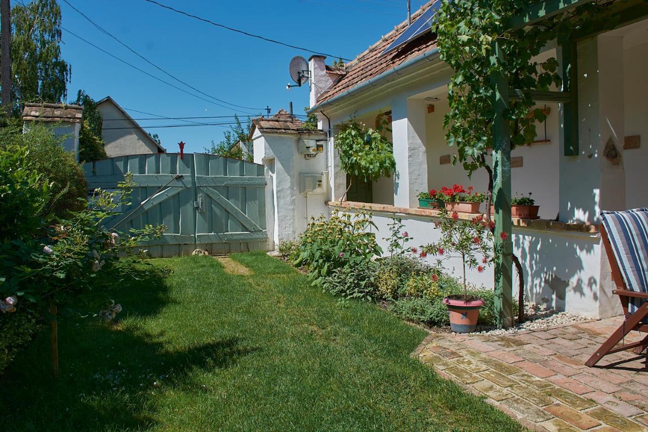 Egkoris Vendeghaz Hotel Bakonyszucs Buitenkant foto
